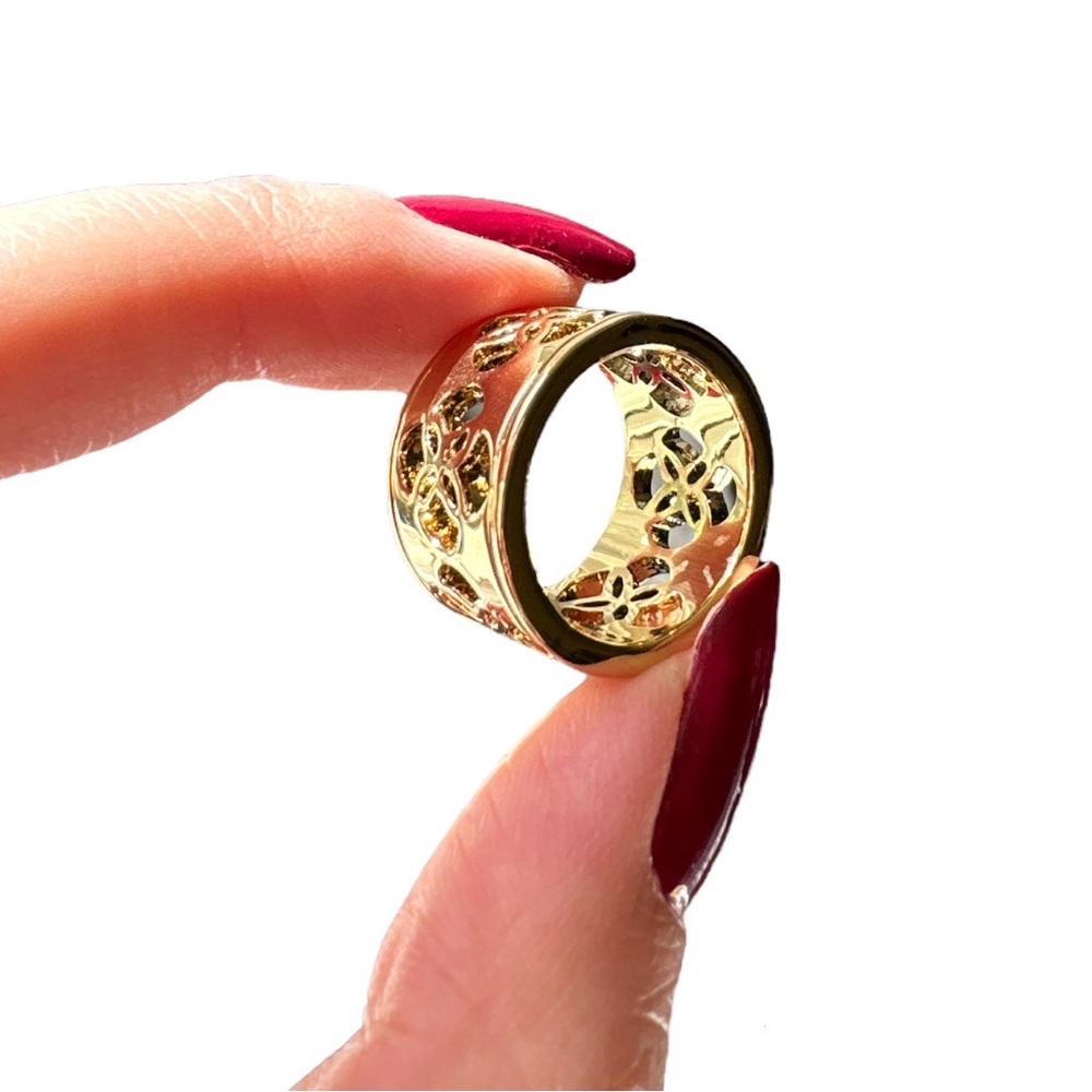Ann Taylor Gold Logo Cut Out Ring Size 5
